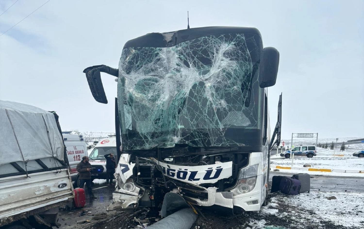 Otobûsa rêwiyan û kamyonetek  li Xaçerêya Suvarê ya Tutaxê li hev qelibîn / Wêne: AA