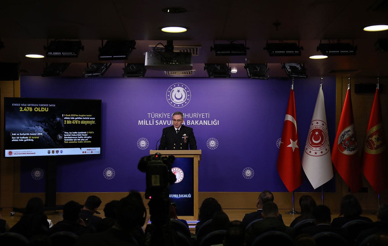 Tuğamiral Zeki Aktürk, bakanlıktaki basın bilgilendirme toplantısında açıklamalarda bulundu. / AA