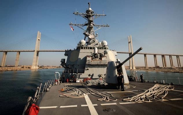 کەشتی جەنگیی ئەمریکی USS Carney.