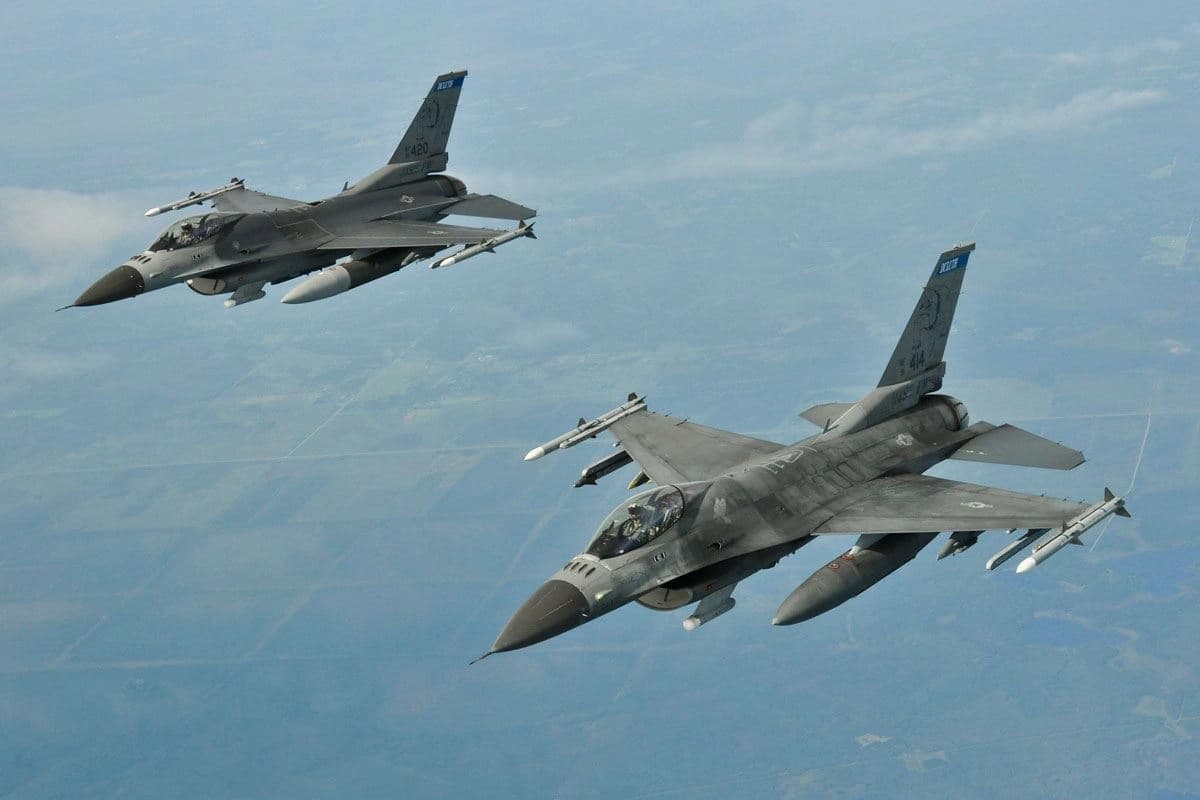 ABD ordusuna ait  F-16 savaş uçakları