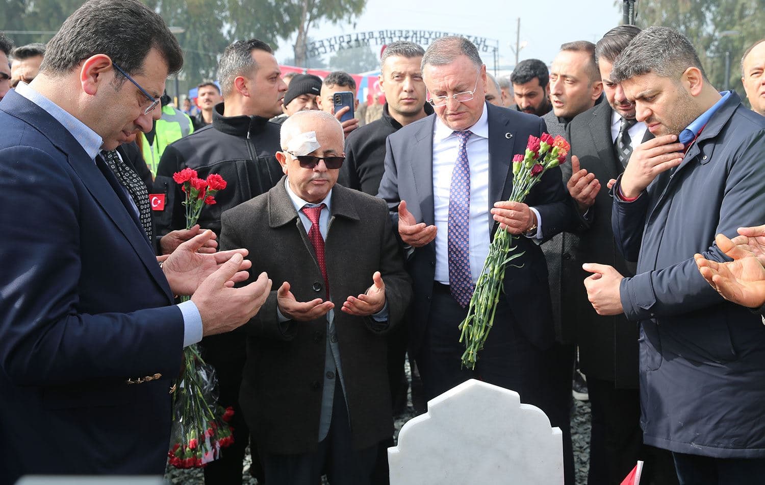 Lütfü Savaş (ortada) / AA
