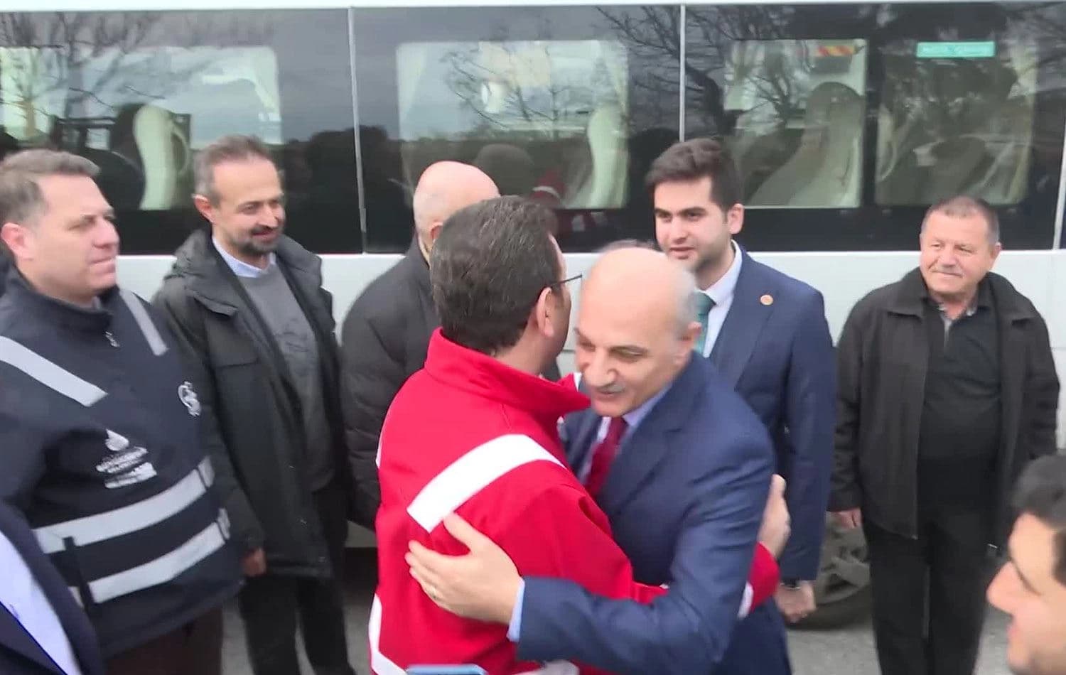 İBB Başkanı Ekrem İmamoğlu, Gaziosmapaşa’daki temasları sırasında Saadet Partisi İstanbul adayı Birol Aydın ile karşılaştı. / ANKA