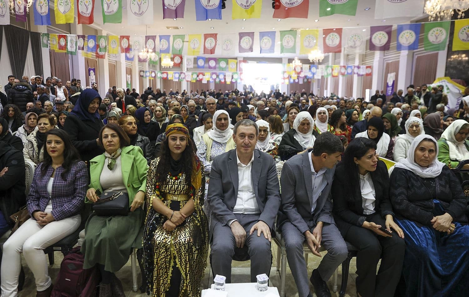 DEM Parti Eş Genel Başkanı Tuncer Bakırhan (ortada), partisinin Antep il başkanlığının olağanüstü kongresine katıldı. / AA