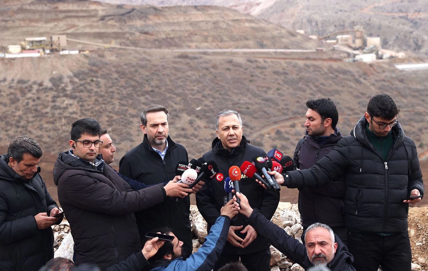 Türkiye İçişleri Bakanı Ali Yerlikaya, Enerji ve Tabii Kaynaklar Bakanı Alparslan Bayraktar ile Erzincan'ın İliç ilçesinde maden ocağındaki toprak kaymasının yaşandığı alanda gazetecilere açıklamalarda bulundu. / AA
