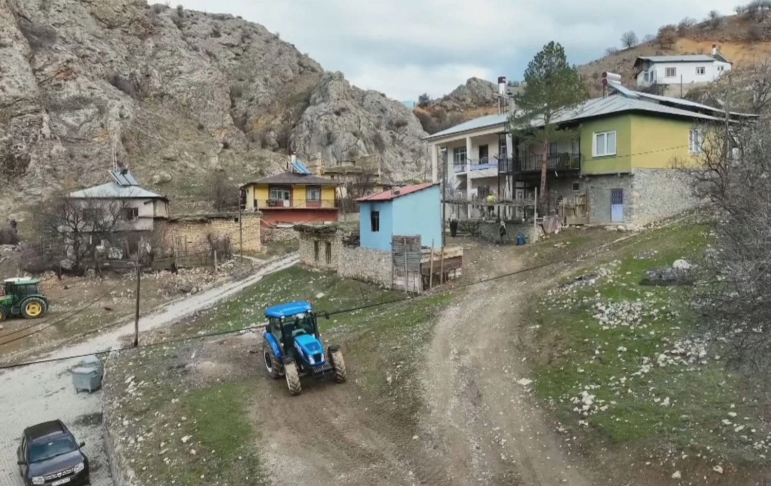 خەڵکی گوندێکی نزیک کانە داڕماوەکەی ئەرزنگان؛ ناوێرین ئاوی کانیی گوندەکە بەکاربهێنین 