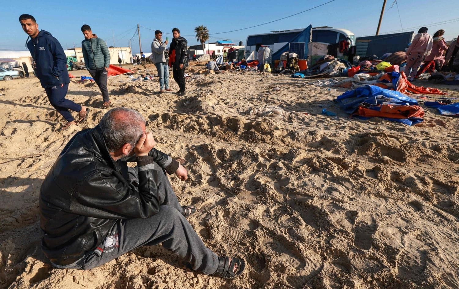  دیمەنی ئاوارەبوونی خەڵك لە خان یونسی غەززە. وێنە:  MOHAMMED ABED / AFP