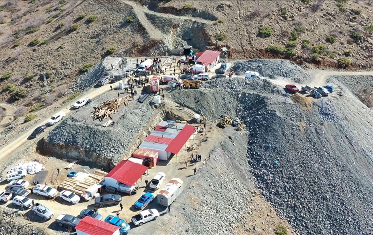 Search and rescue teams dispatched to the location of the collapsed mine in Elzaig on February 26, 2024. Photo: AA