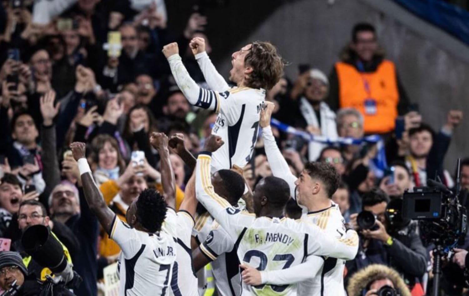 احتفال ريال مدريد بتسجيل مودريتش هدفاً بمرمى اشبيلية
