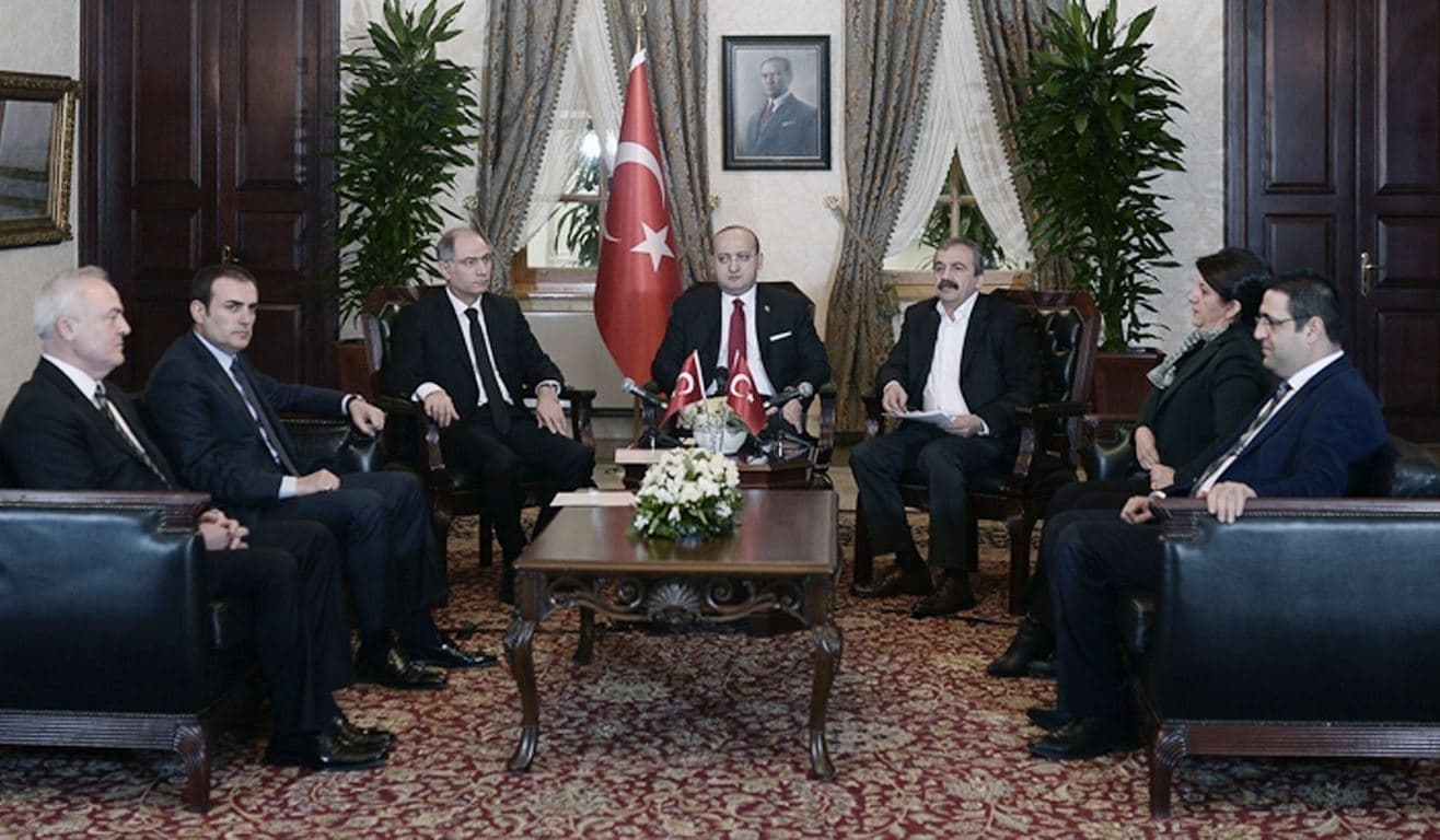 Şandeya Îmraliyê û rayedarên hikûmeta berê ya Tirkiyeyê / Wêne: Arşîv/AA
