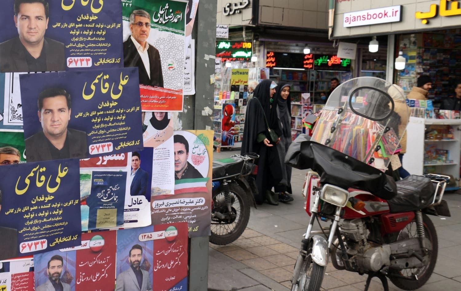 پۆستەری بەربژێران لە تاران، وێنە: ATTA KENARE / AFP