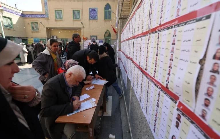 دیمەنی دەنگدان لە ناوەندێکی تاران. وێنە: AFP