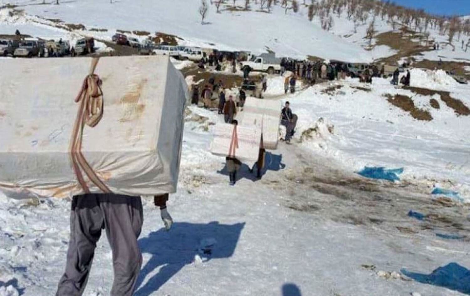 وێنەیەکی ئەرشیڤیی ژمارەیەک کۆڵبەر لەکاتی گواستنەوەی کەلوپەلدا 