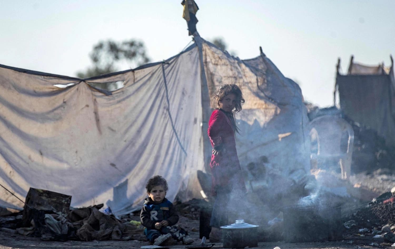 دوو منداڵ لە کەمپێکدا لە رەقە. وێنە: AFP/ئەرشیڤ