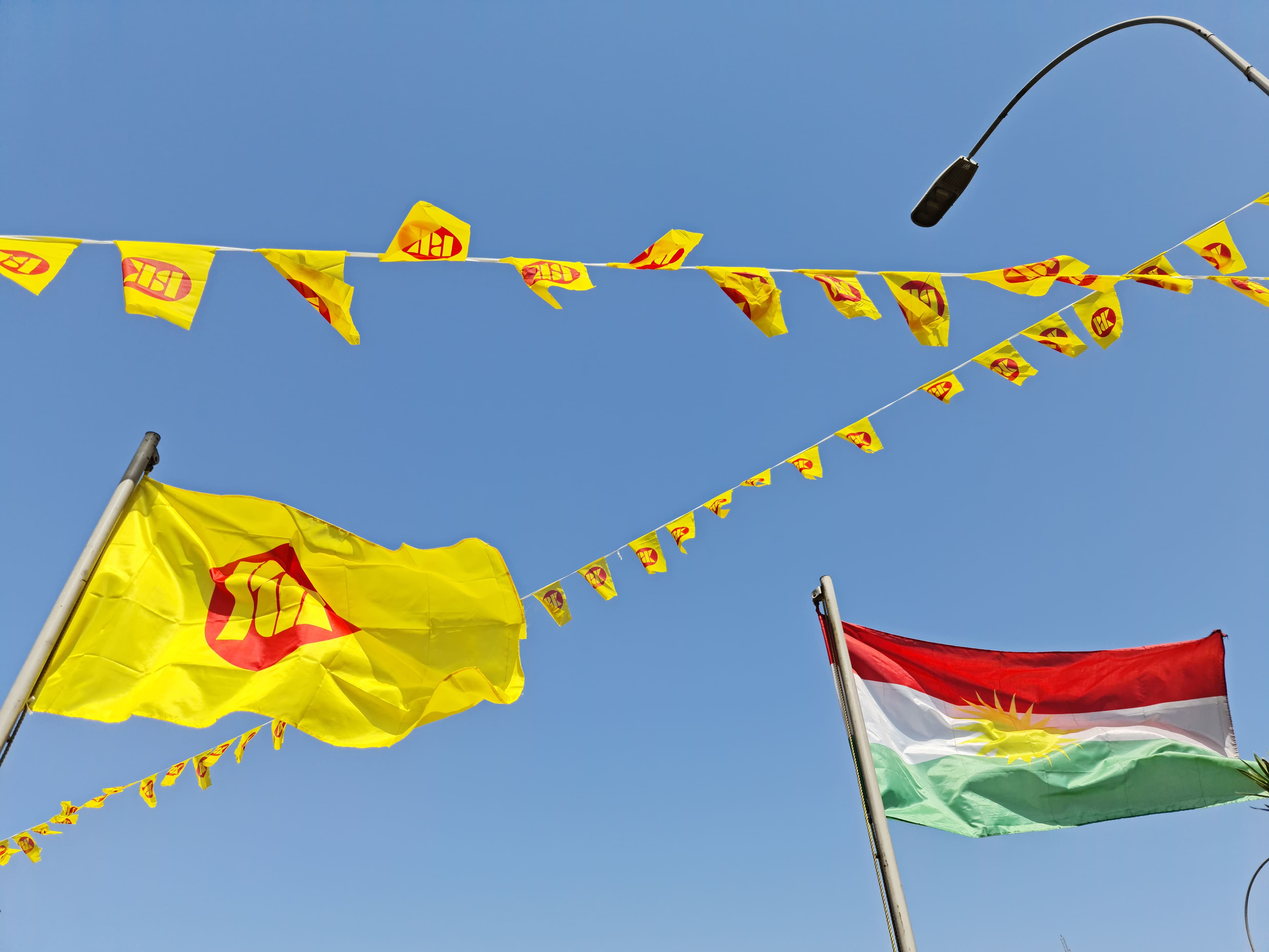 ئاڵای کوردستان و پارتی دیموکراتی کوردستان