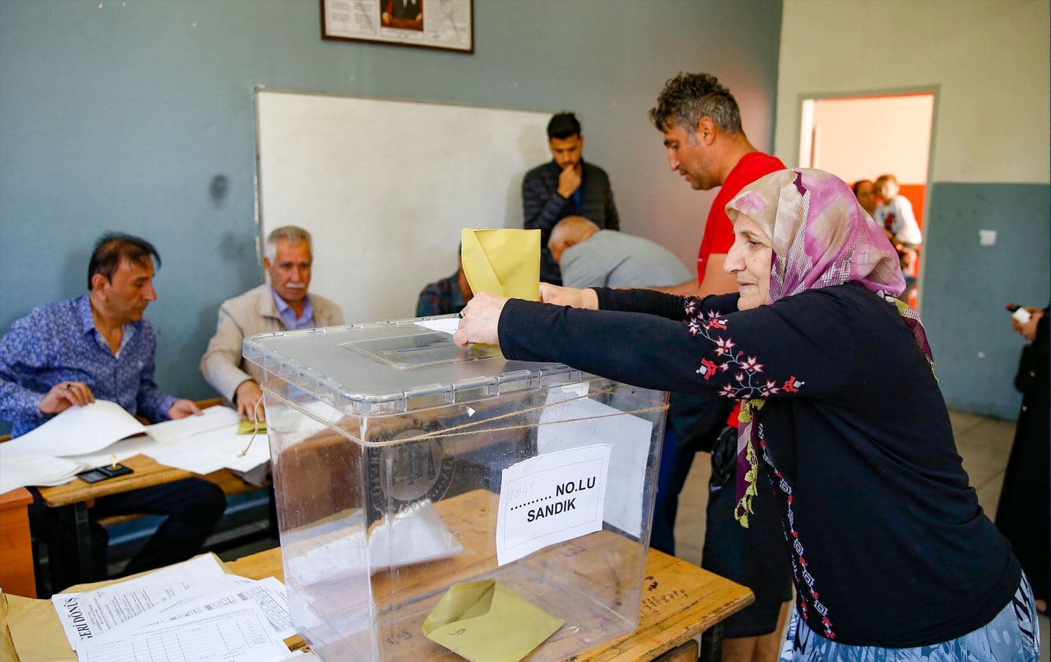 Diyarbakır'da 14 Mayıs'ta oy kullanan bir seçmen Foto: Arşiv / AA