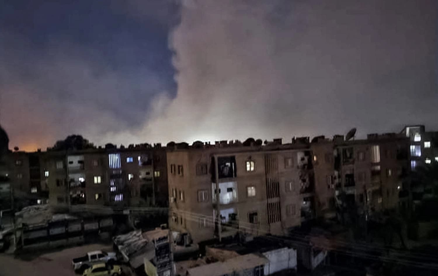 Smoke billows after unidentified strikes target pro-Iran militias in Syria's eastern Deir ez-Zor province on March 26, 2024. Photo: SOHR