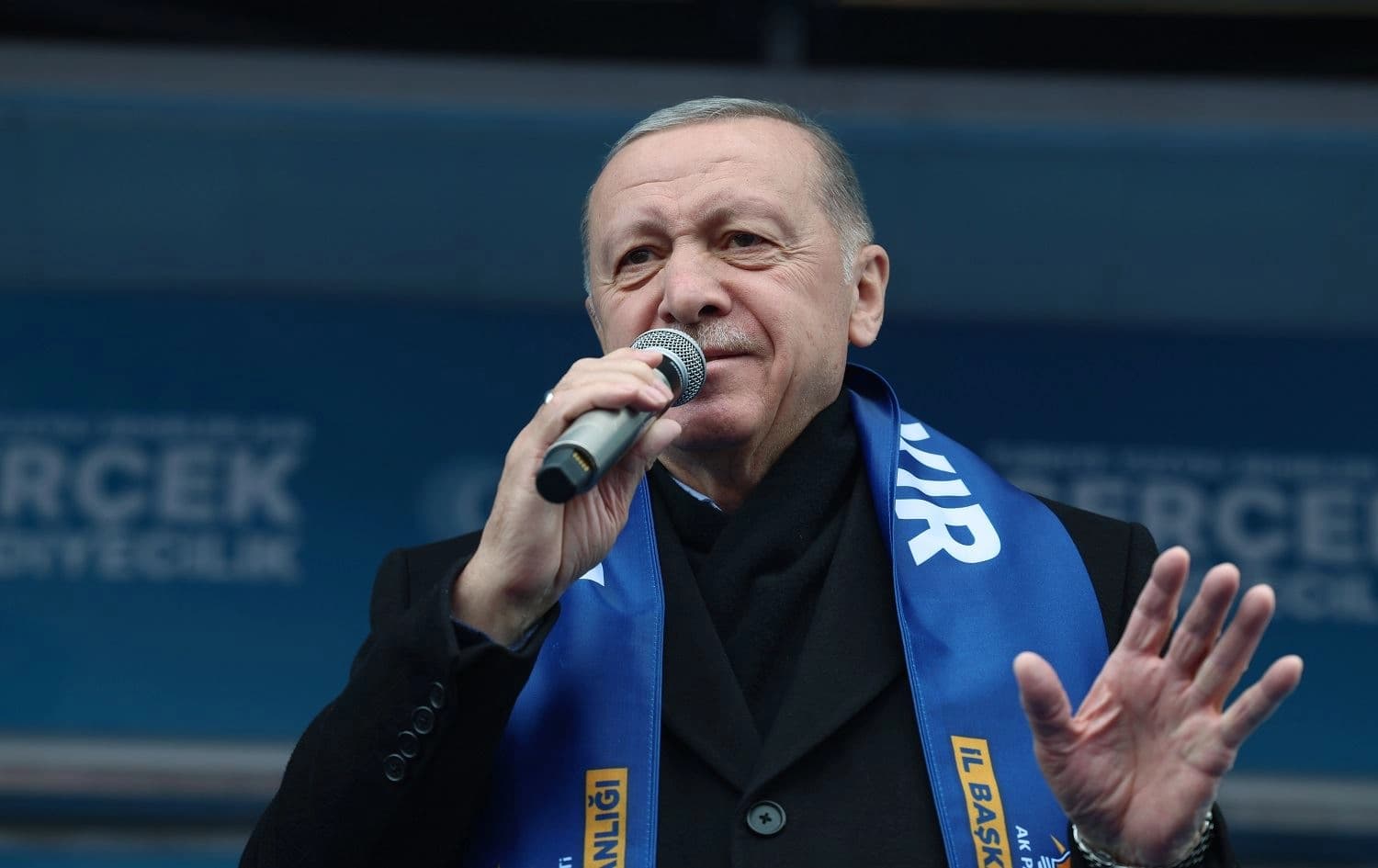 Serokkomarê Tirkiyeyê û Serokê Giştî yê AK Partiyê Recep Tayyîp Erdogan li Amedê mitîngek li dar xist / Wêne: AA