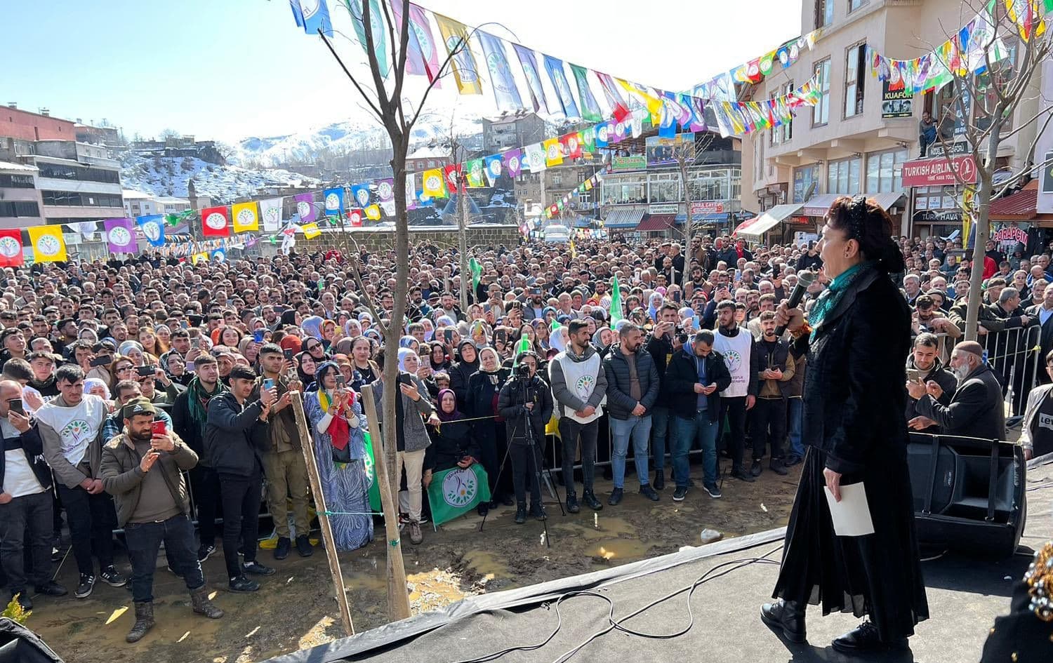 Leyla Zana îro li bajarê Bedlîsê beşdarî mitînga DEM Partiyê bû û gotarek pêşkeş kir  / Wêne: @leylazanainfo