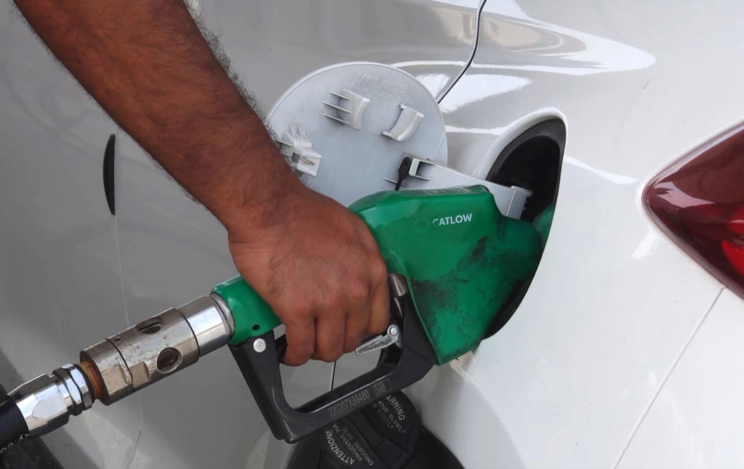 A man fills car up with petrol at a Baghdad fuel station on March 29, 2024. Photo: Rudaw/screengrab