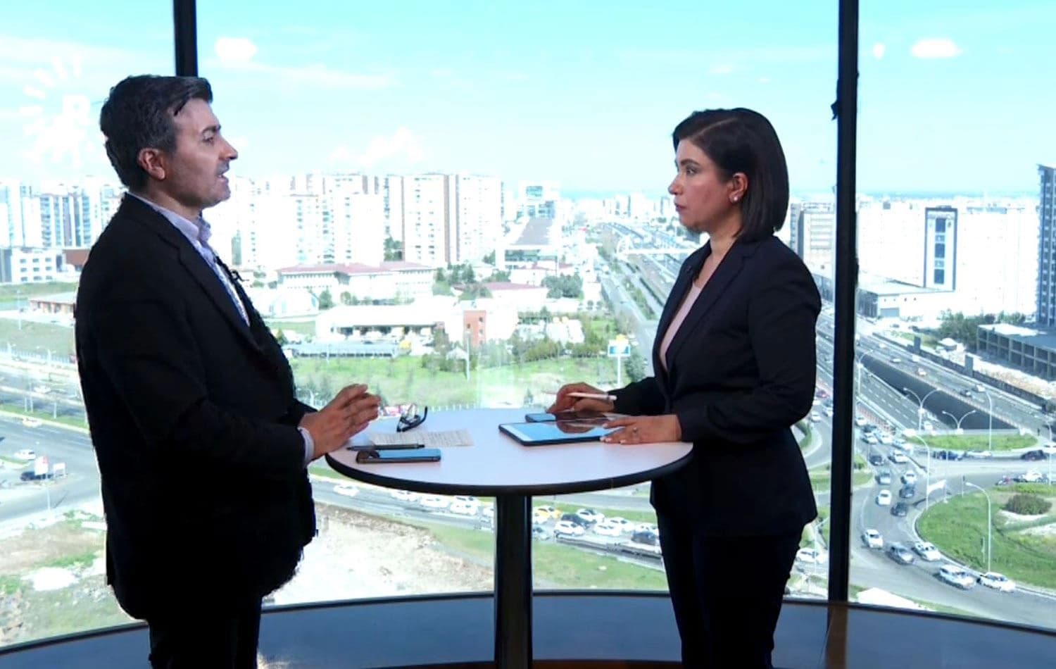 Reha Ruhavioğlu, Hêvîdar Zana'nın sunduğu "Rûdaw 15.00" bültenine konuk oldu, yerel seçim sonuçlarını değerlendirdi.