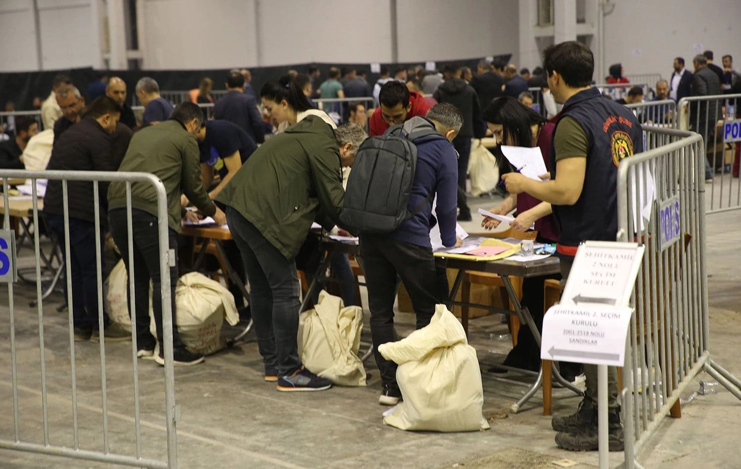 Oylar il seçim kurullarında toplanıyor / AA