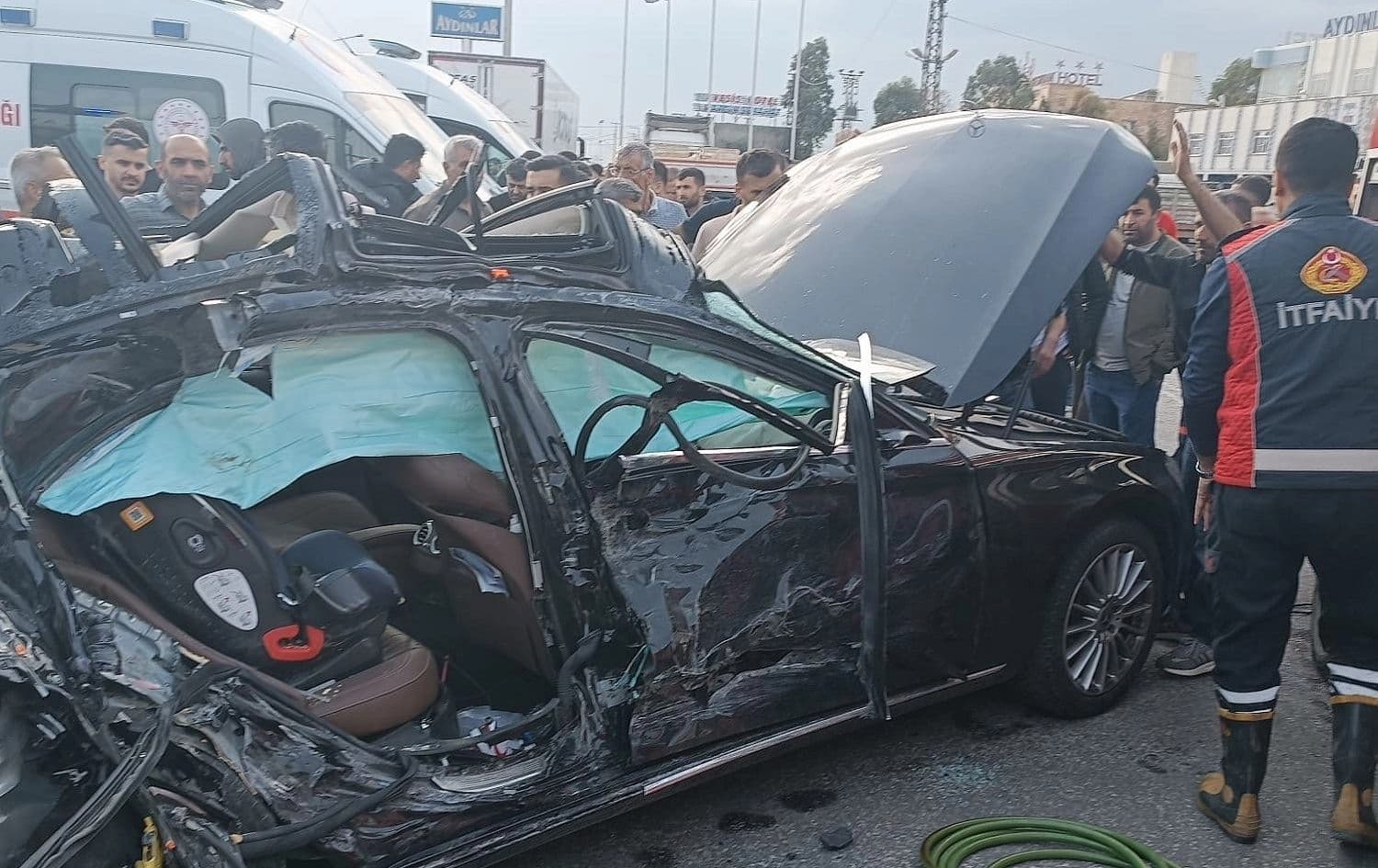 Li Nîsebînê otomobîl û barhilgirek li hev qelibîn / Wêne: AA