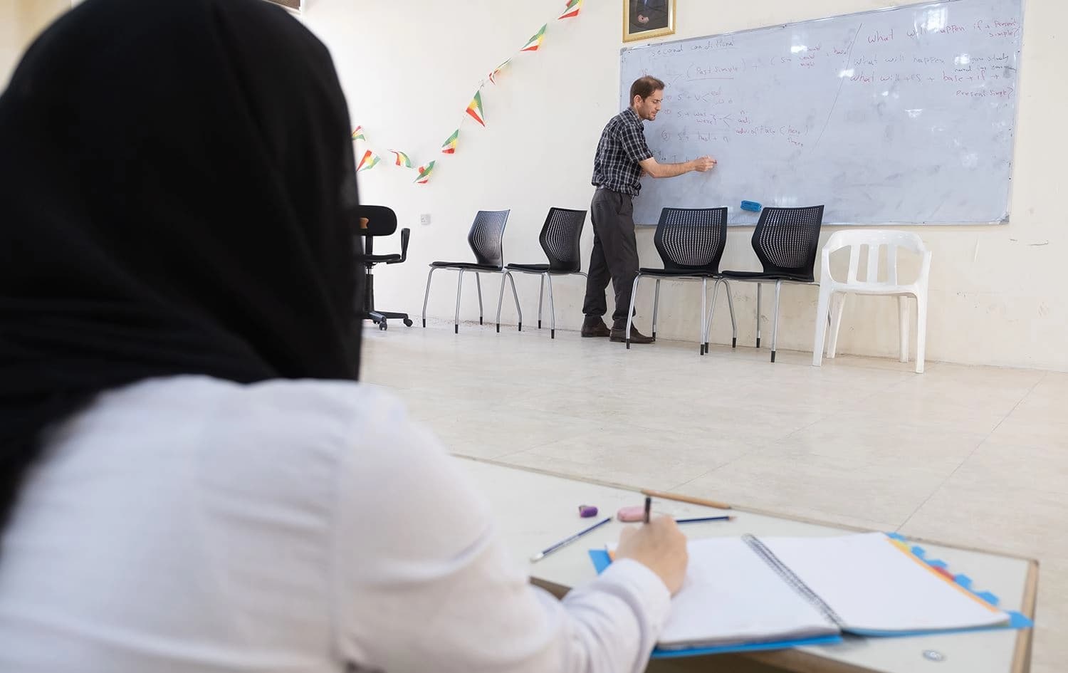 مامۆستایەک لە قوتابخانەیەک وانە دەڵێتەوە. وێنە: بڵند تاهیر - رووداو