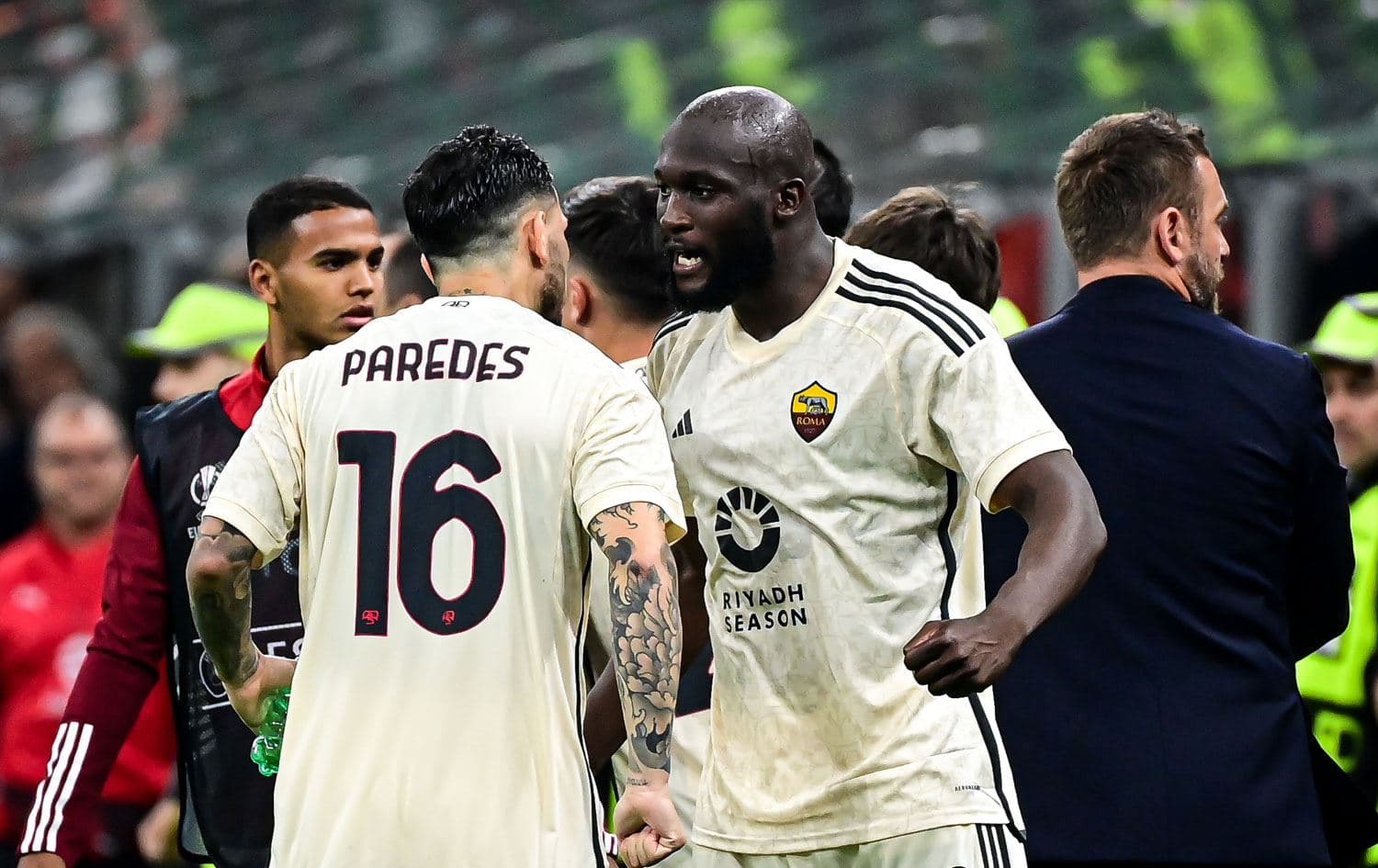 UEFA Avrupa Ligi çeyrek final ilk maçında Milan ile Roma takımları İtalya'nın Milano kentindeki San Siro Stadyumu'nda karşılaşt