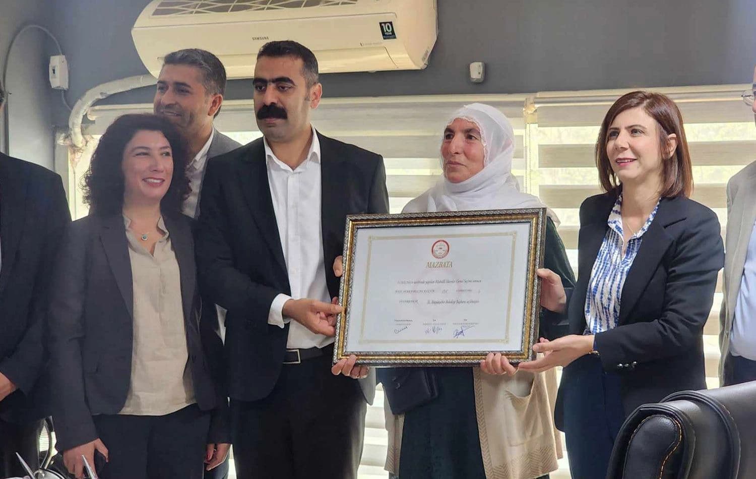 DEM Parti'den Diyarbakır Büyükşehir Belediye Başkanı seçilen Ayşe Serra Bucak Küçük ile Doğan Hatun / Foto: Abdulselam Akıncı - Rûdaw