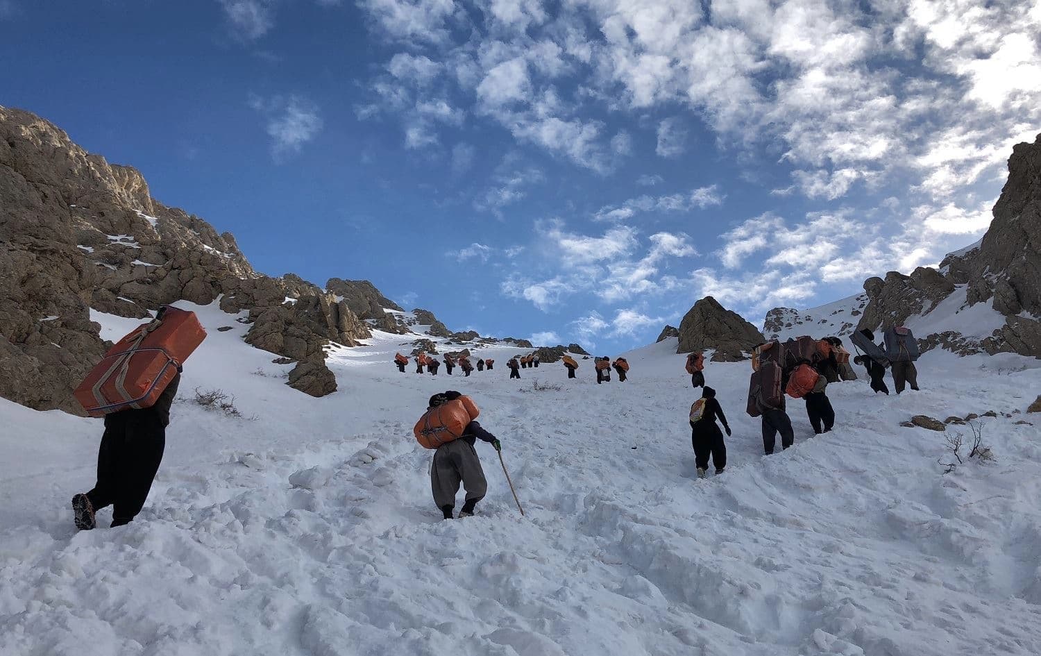 Kolbars carrying goods from Iraqi Kurdistan back to Iran climb Tata mountain range on February 2, 2019. Photo: Fazel Hawramy/Rudaw