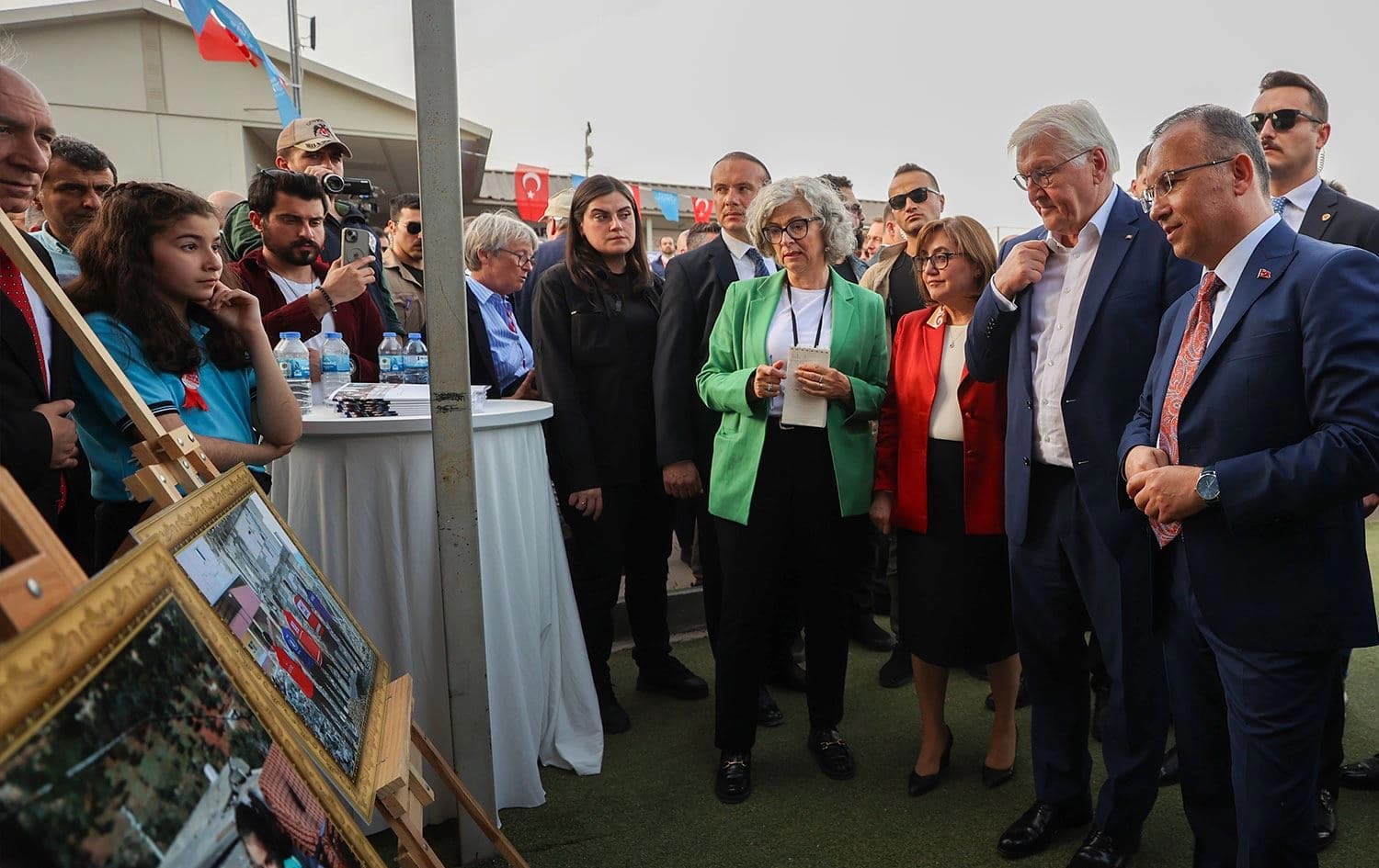 Almanya Cumhurbaşkanı Frank-Walter Steinmeier Antep'te Nurdağı ilçesinde konteyner kenti ziyaretinin arından Tek Yürek Meydanı’ndaki depremle ilgili sergiyi gezdi / Foto: AA