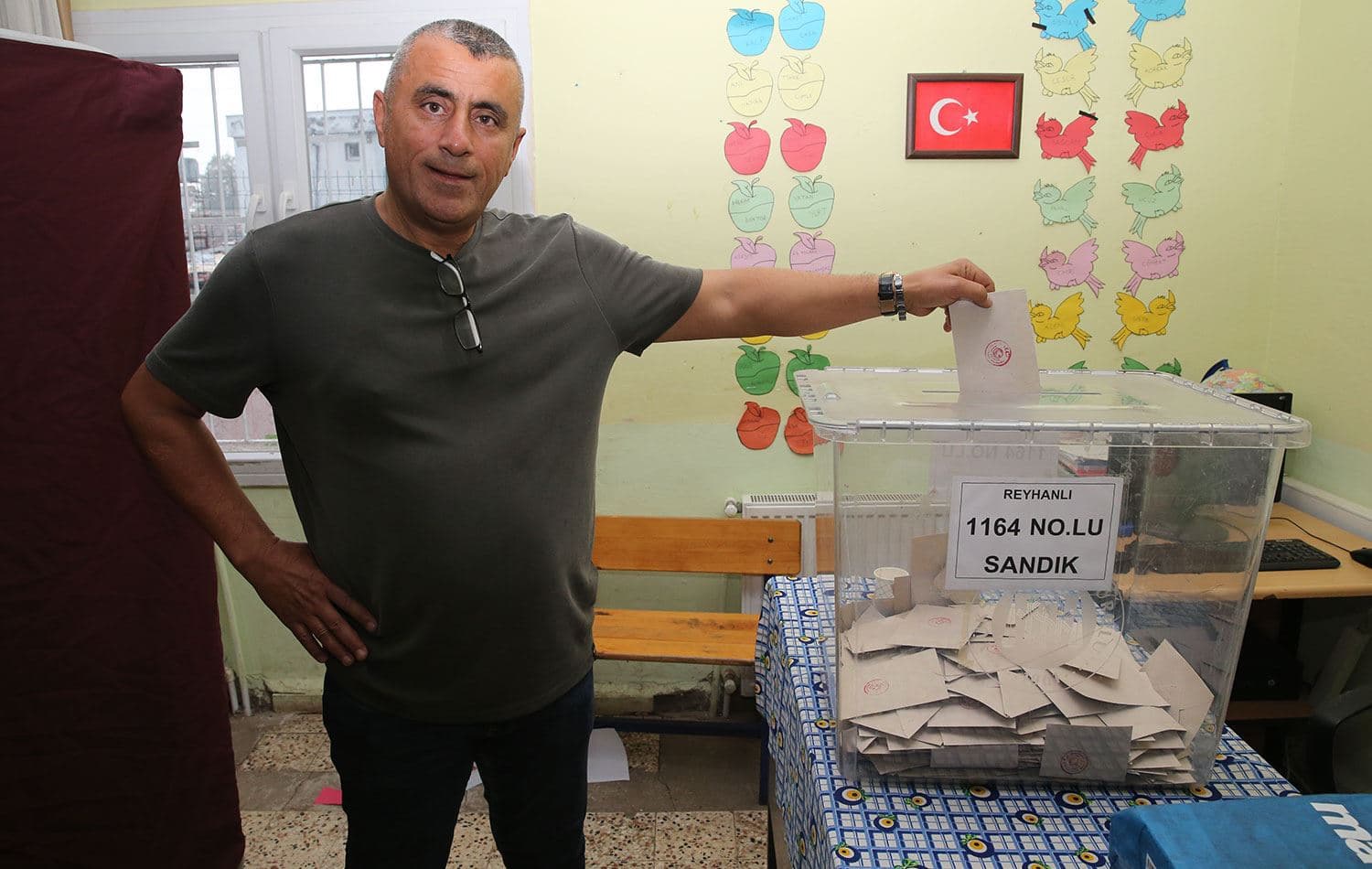 Oy kullanan bir vatandaş / AA