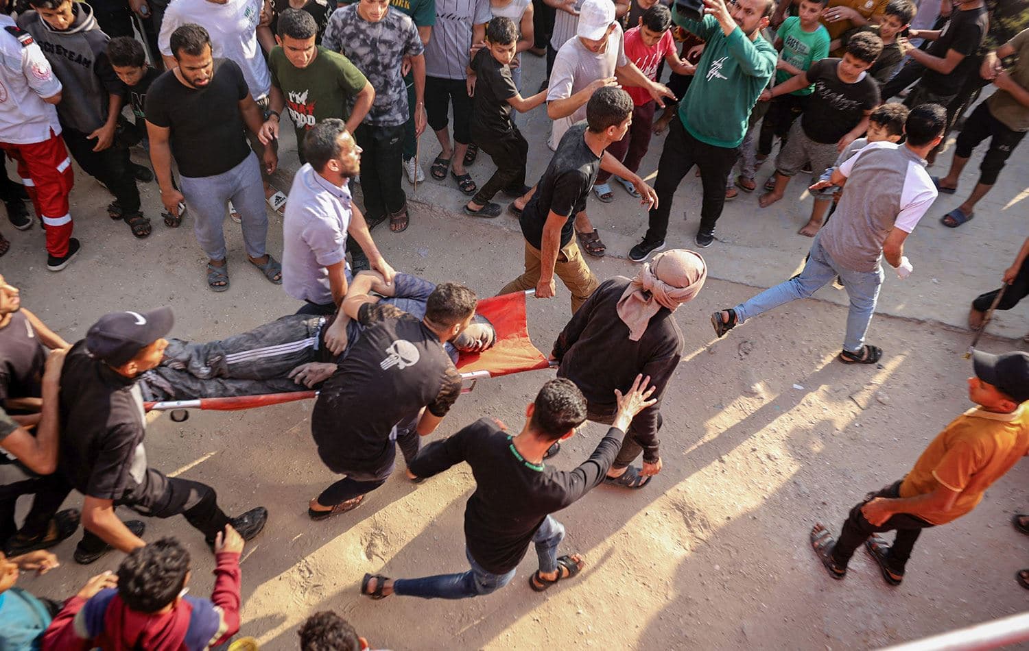 Filistinliler, 5 Mayıs 2024'te Güney Gazze Şeridi'ndeki Refah kentinde İsrail saldırısında yıkılan bir evin enkazından çıkarılan yaralıyı taşıyor. (Fotoğraf: AFP)