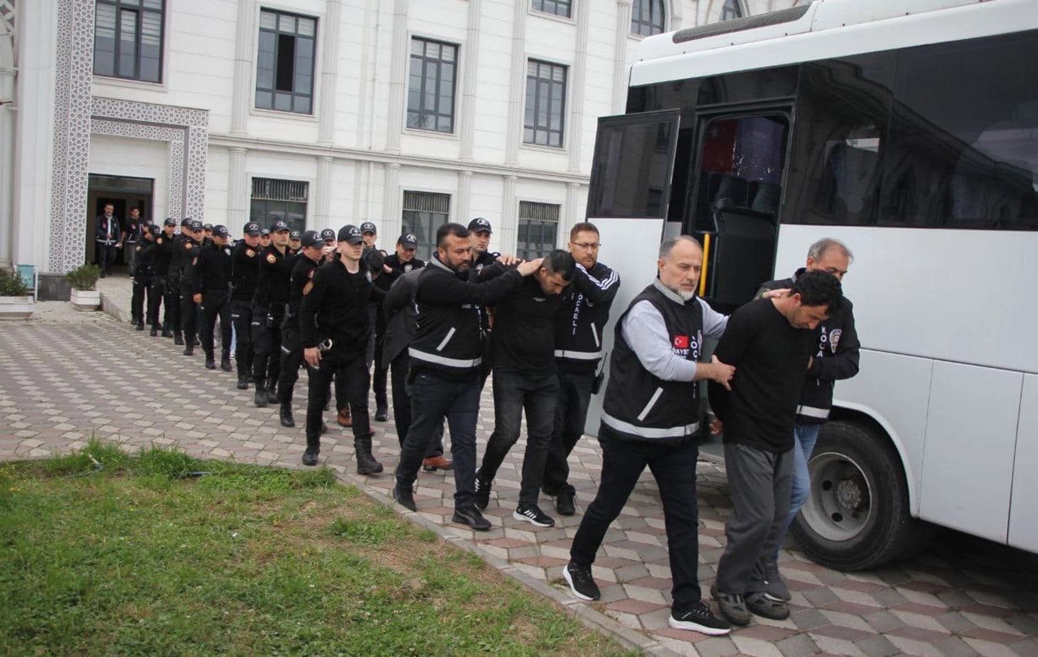 Tutuklanan zanlılar. / AA