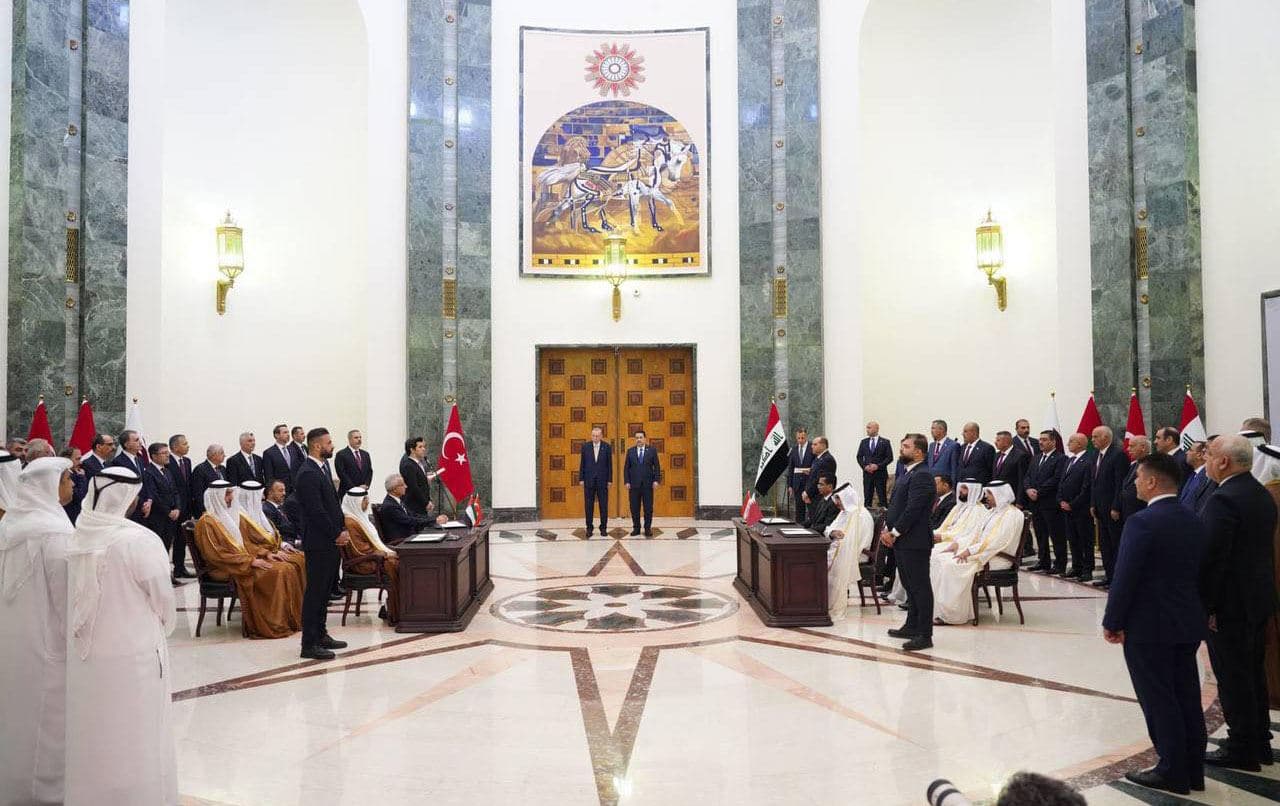 رەجەب تەیب ئەردۆغان لەگەڵ محەممەد شیاع سوودانی لە رێوڕەسمی واژۆکردنی ژمارەیەک لێکتێگەیشتن لەبارەی پڕۆژەی رێگەی گەشەپێدان