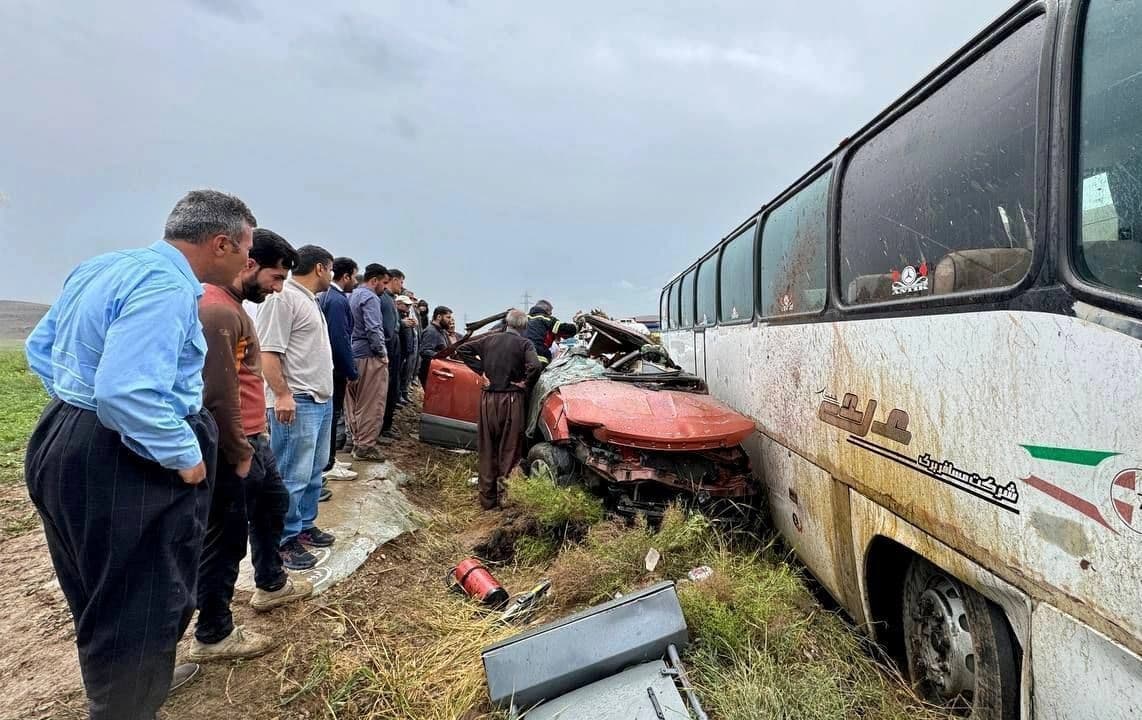 Li mehabadê Otobus û otomobîl li hev qelibîn/Wêne: Ajans
