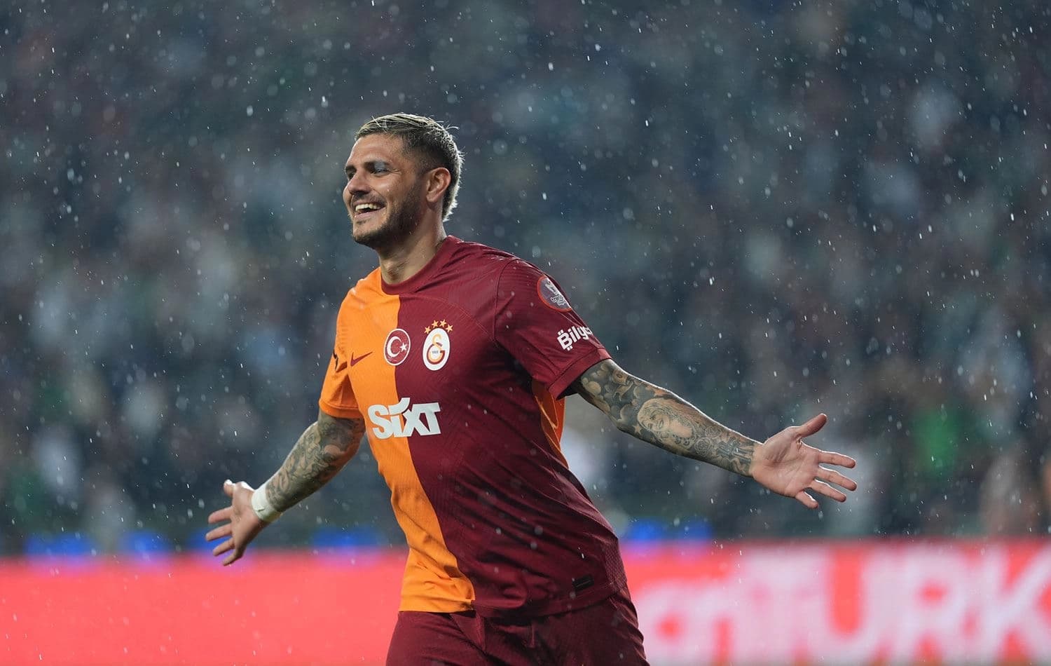 Galatasaray oyuncusu Mauro Icardi, attığı gol sonrası sevinç yaşadı. / AA
