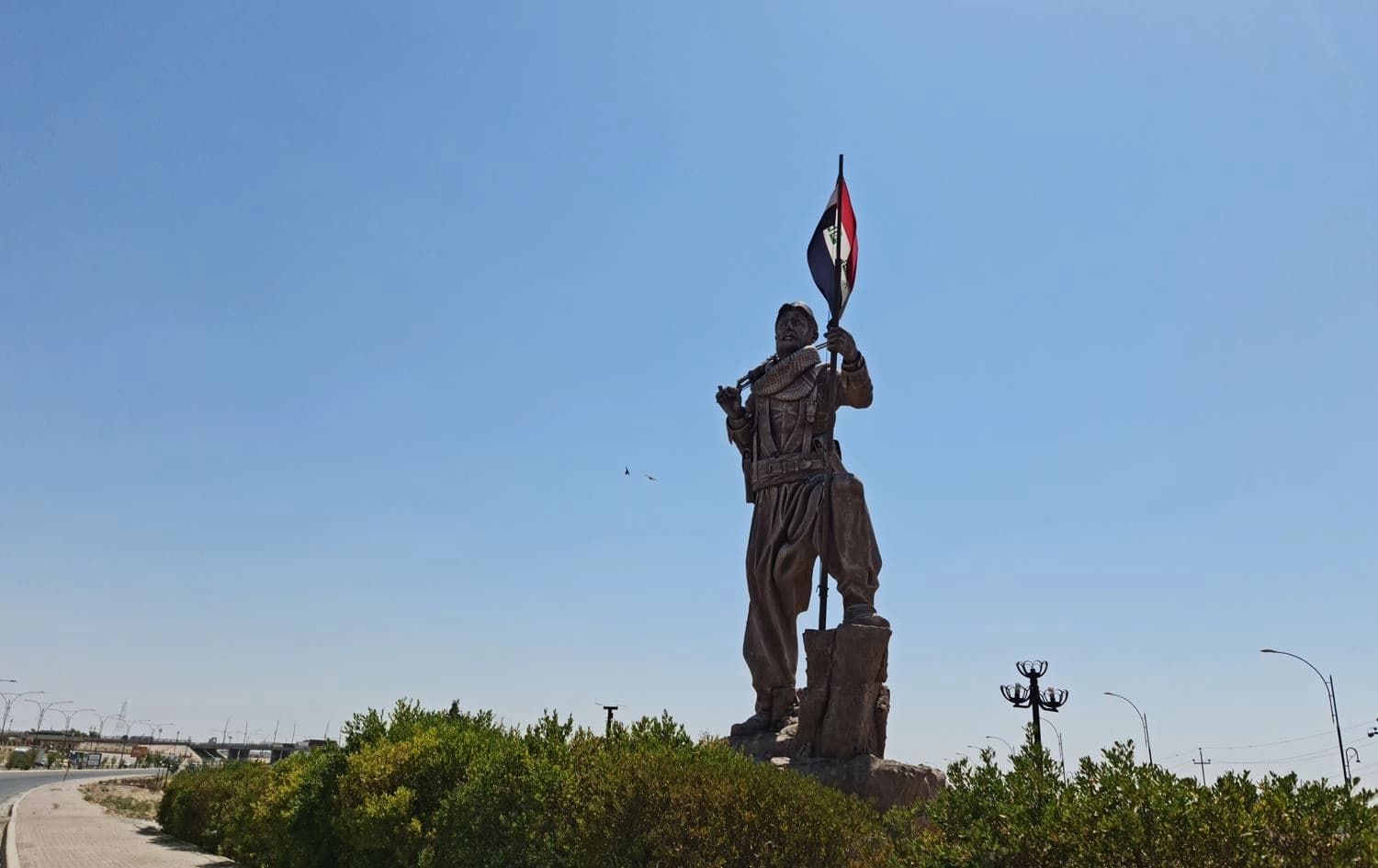 The Peshmerga statue in Kirkuk used to hold the flag of the Kurdistan Region prior to October 16, 2017 but has been replaced with the Iraqi flag since. Photo: Bilind T. Abdullah/Rudaw