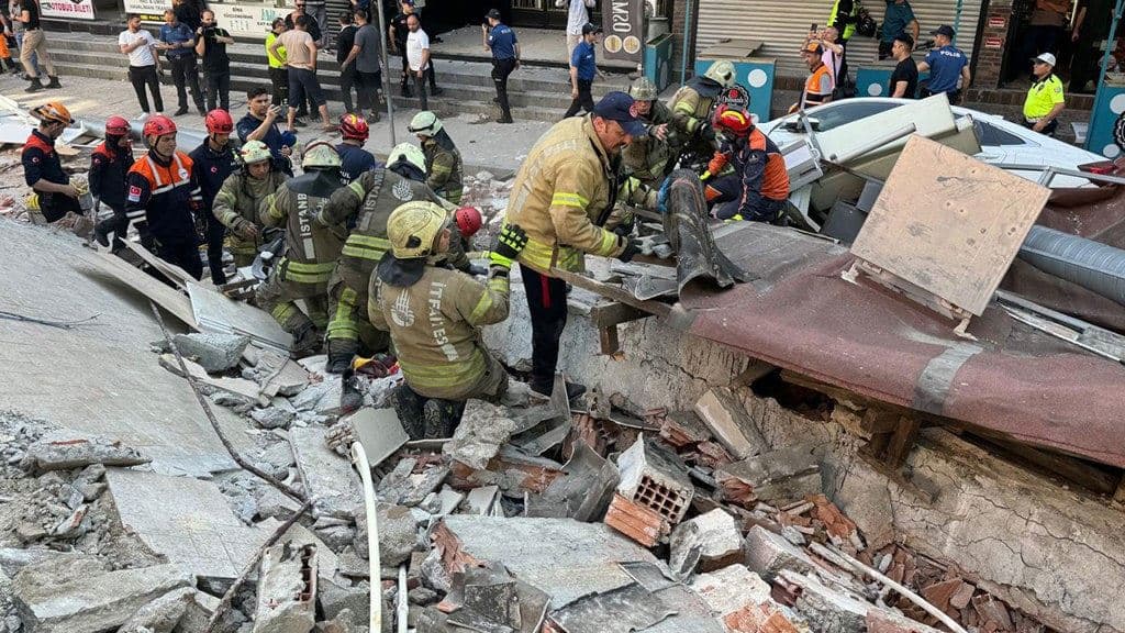 İstanbul'da çöken binanın enkazı