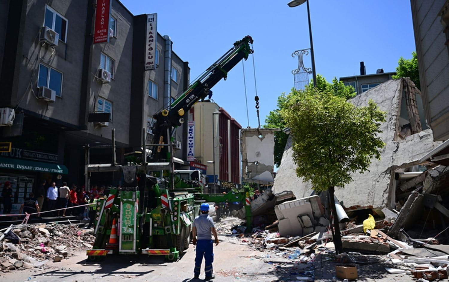 The aftermath of the collapse of the building in Istanbul on June 2, 2024. Photo: AA