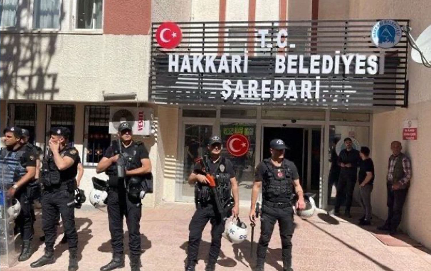 Polîsan Şaredariya Colemêrgê dorpêç kiriye / Wêne: Rûdaw