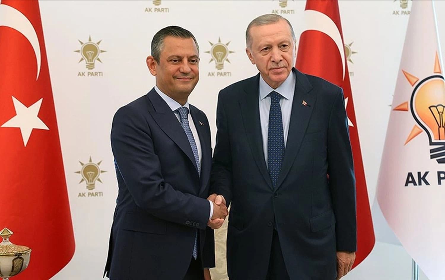Turkish President Recep Tayyip Erdogan (right) and the opposition's Republican People's Party leader Ozgur Ozel meeting in Ankara on May 2, 2024. Photo: AA