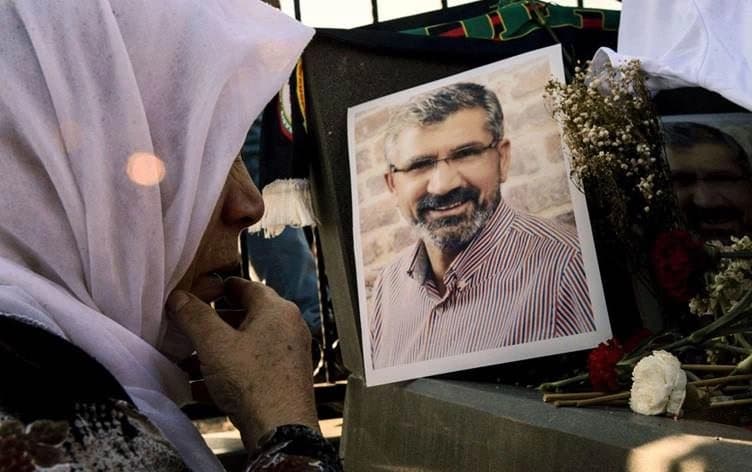 تاهیر ئەلچی، سەرۆكی پێشووی بارۆی ئامەد لە کۆنگرەیەکی رۆژنامەڤانیدا تەقەی لێکرا و تیرۆرکرا.