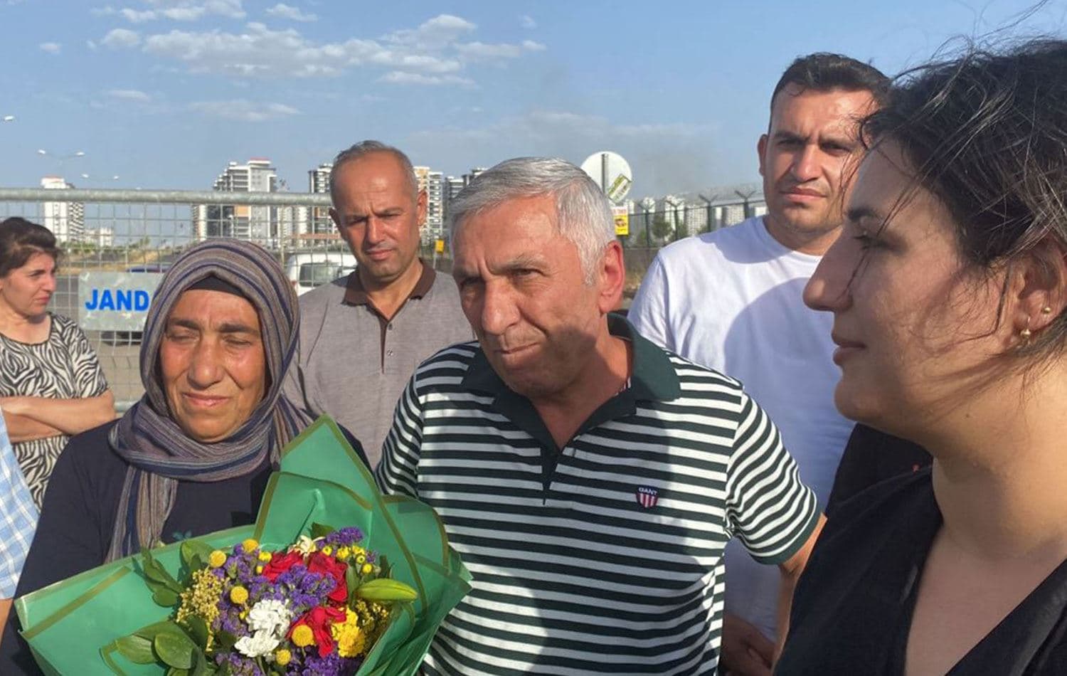 Fahrettin Özhan cezaevi önünde karşılandı.  / Foto: Sosyal medya