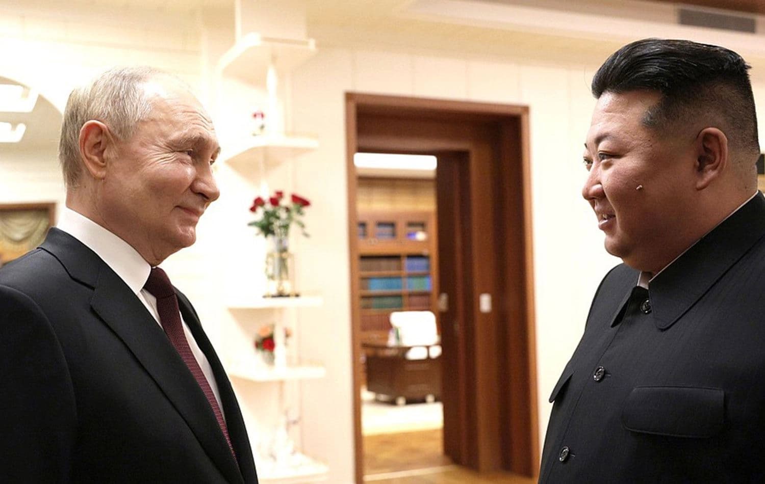 Rusya Devlet Başkanı Vladimir Putin (solda), 24 yıl sonra Kuzey Kore lideri Kim Jong Un'un daveti üzerine resmi ziyaret için başkent Pyongyang'a gitti / AA