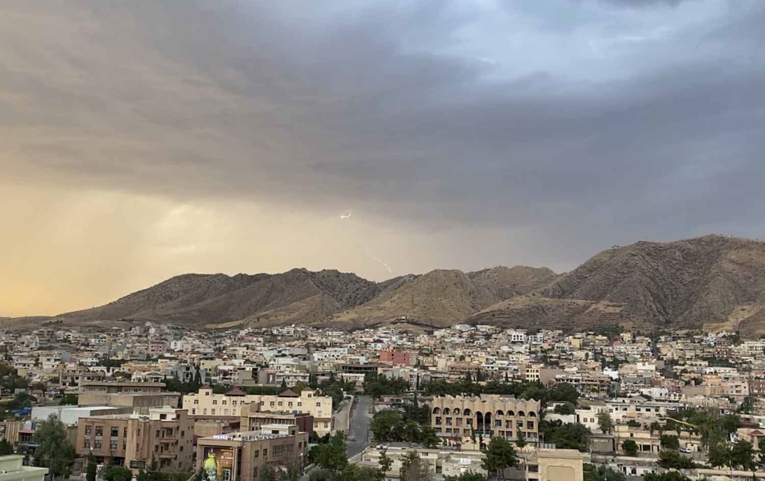 وێنەیەکی ئەرشیڤیی هەورەبرووسکە لە ئاسمانی دهۆک، وێنە: تایبەت بە رووداو نێردراوە 