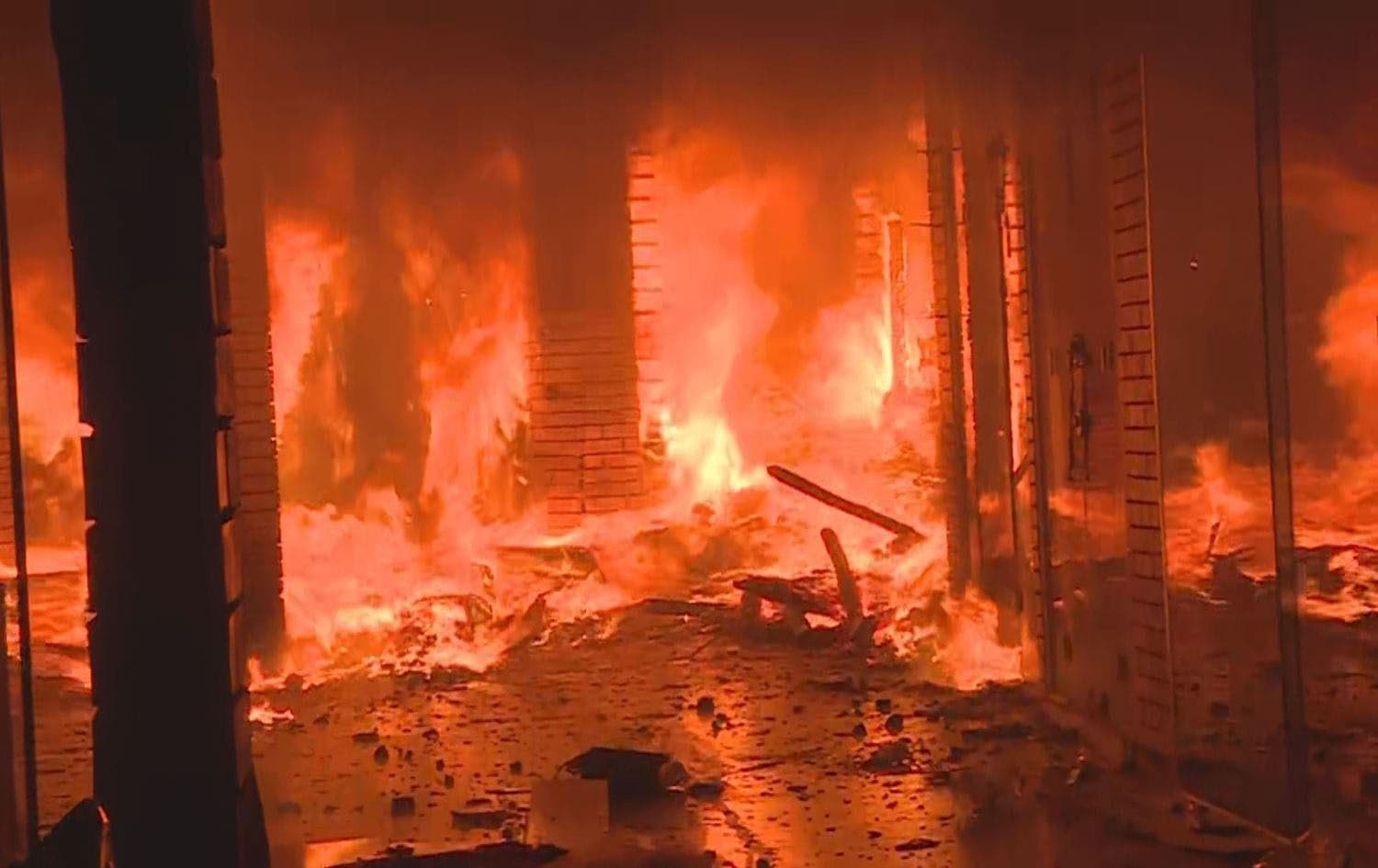 Fire ripping through Erbil's famous Qaysari Bazaar on May 5, 2024. Photo: Rudaw