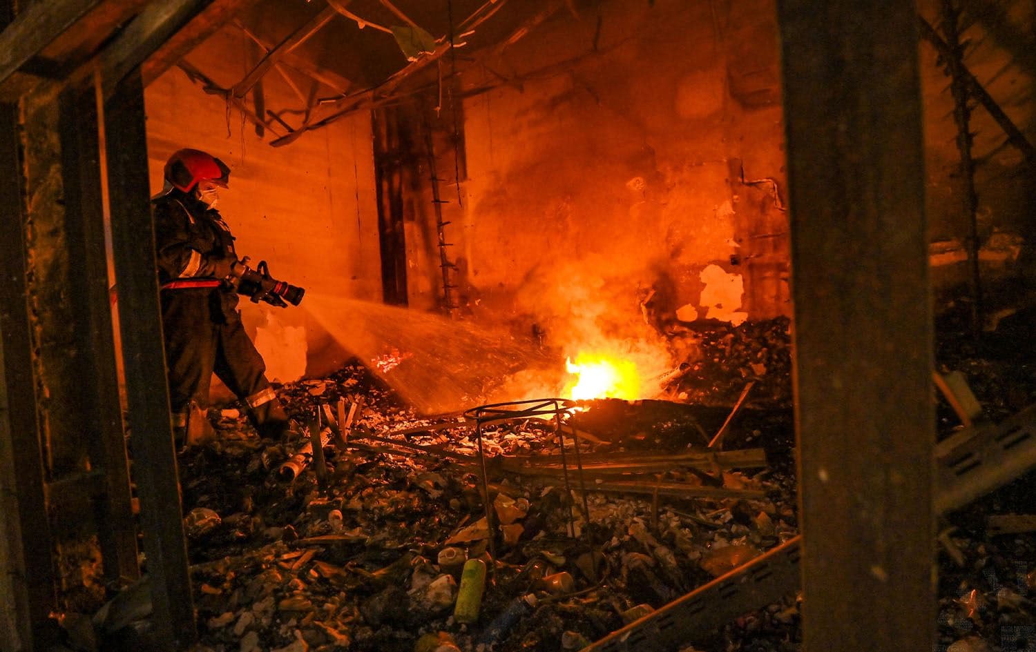 A firefighter extinguishing the fire that broke out in Erbil's langa bazar in February 27, 2024. Photo: Bilind T. Abdullah/Rudaw