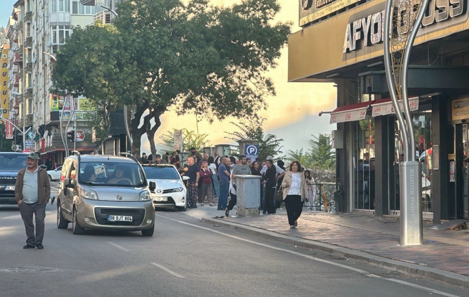 Afyonkarahisar'da halk deprem nedeniyle panikle dışarı çıktı. / AA