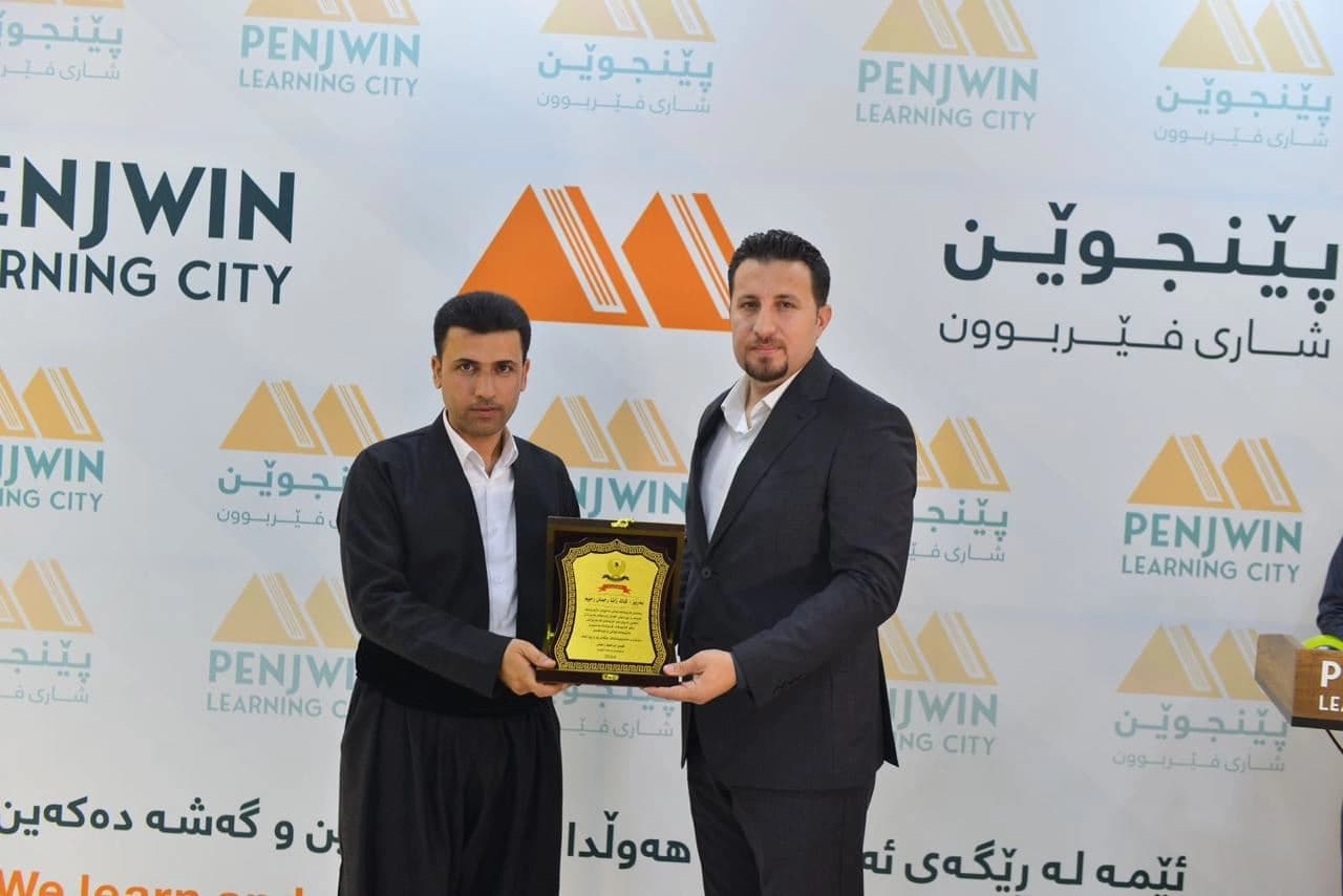 هێمن ئیبراهیم و زانا رەحمان لەکاتی رادەستکردنی پۆستەکەی 